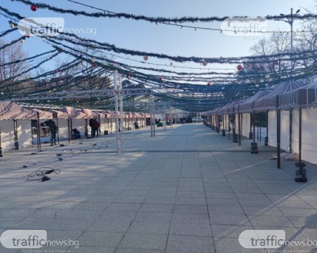 Започна подготовката за Коледен базар Капана! Павилионите са вече на Главната