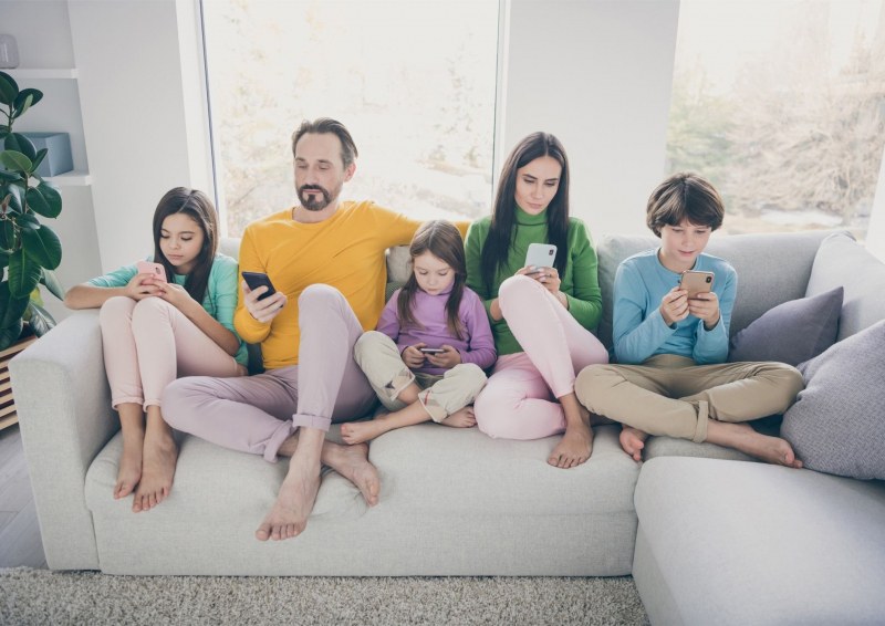 Децата и дигиталните устройствата: Лошите навици се взаимстват от родителите