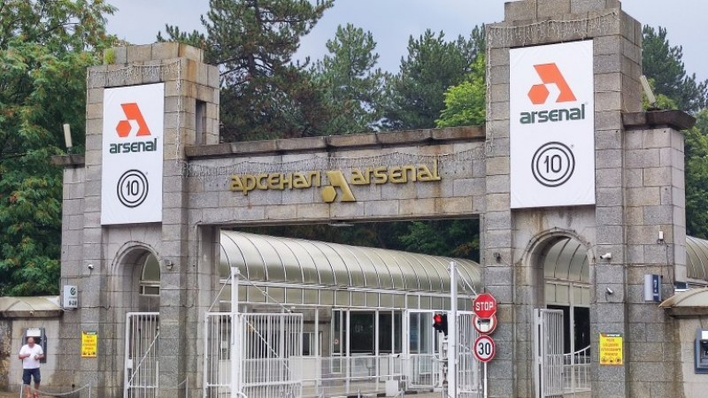 Тримата чуждестранни граждани, задържани в завод „Арсенал” в Казанлък, излизат