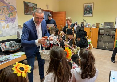 Малки коледари изненадаха приятно кмета на Западен Димитър Колев Седмица
