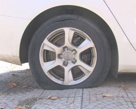 Девет коли осъмнаха с разрязани гуми на булевард в Карлово