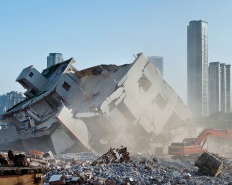 Две огромни сгради в Еквадор внезапно се сринаха, по чудо няма жертви