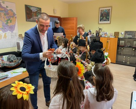 Малки коледари изненадаха Димитър Колев