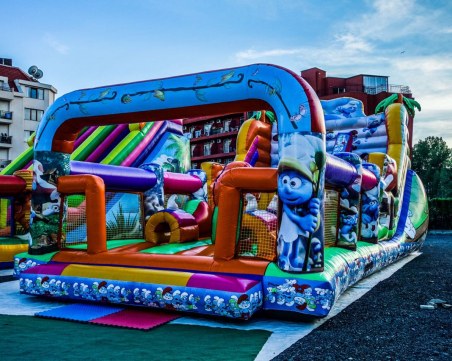 Пет деца загинаха при инцидент с надуваем замък в Австралия