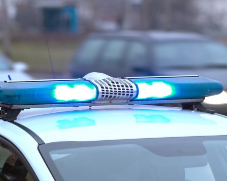 Шофьор без книжка си спретна гонка с полицията край Слънчев бряг, заби се в дърво