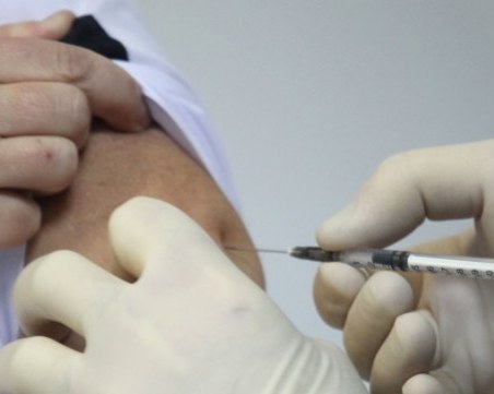 Всички българи, ваксинирани в чужбина, могат да си поставят бустерна доза у нас след 20-ти декември