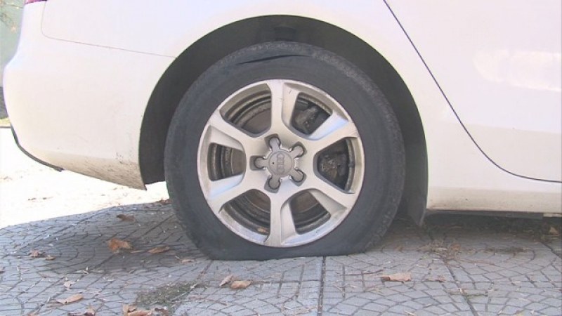 Девет коли осъмнаха с разрязани гуми на булевард в Карлово