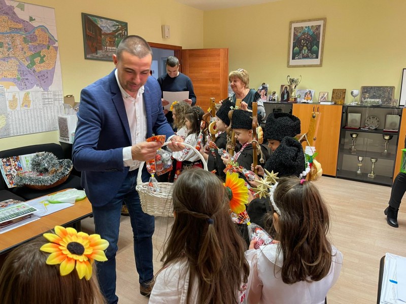 Малки коледари изненадаха приятно кмета на „Западен“ Димитър Колев. Седмица
