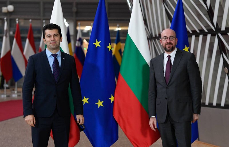 Премиерът Кирил Петков се срещна с председателя на Европейския съвет Шарл Мишел и със зам.-председателя на ЕК Валдис Домбровскис