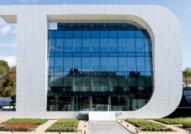 Най голямата сграда във формата на буква се намира във Варна