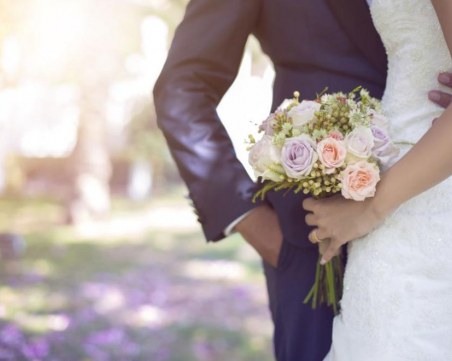 Двойка похарчи $ 100 000 за развод, след което мина под венчило отново