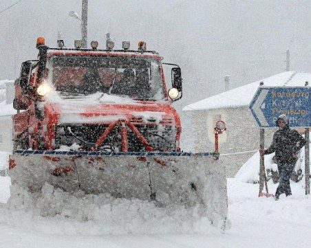 Снеговалежи и бурни ветрове в Гърция, има проблеми с електроснабдяването