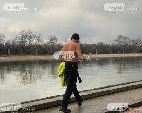 Здрав дух в здраво тяло! Мъж спортува полугол на Гребната при 3 градуса