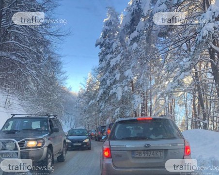 Засилен трафик по пътя за хижа Здравец, движението е блокирано