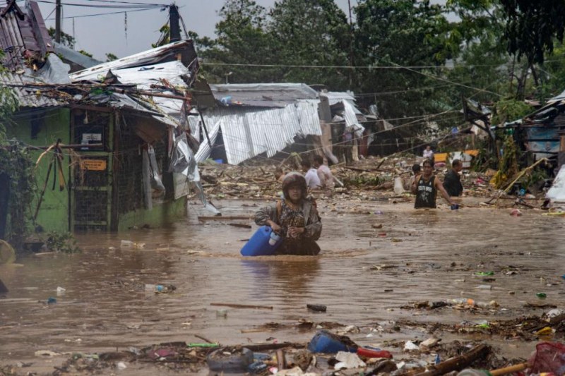 Най-малко 75 са вече жертвите на тайфуна във Филипините