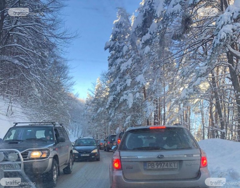 Засилен трафик по пътя за хижа Здравец, движението е блокирано