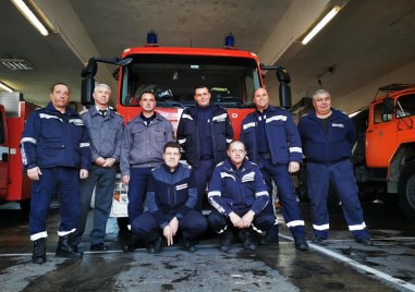 Пловдивски пожарникари запалиха огънчето на добрината в дома на 18 годишния