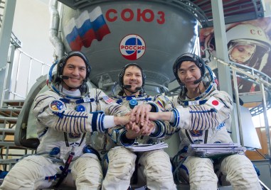 След 12 дни в орбитата японските космически туристи се завърнаха