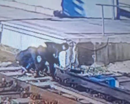 Камера засне опасно посегателство на ЖП гара край Пловдив