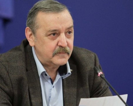 Кантарджиев: Ваксинираните с две дози на AstraZeneca се заразяват най-много с Омикрон