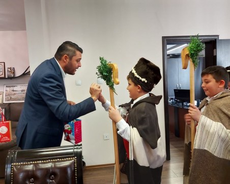 На Игнажден малки коледари наричаха за здраве и берекет в Община 