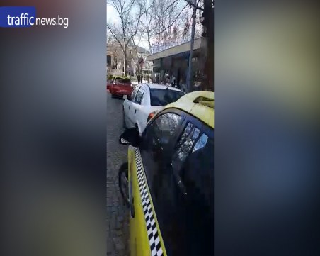 Таксиметрови водачи недоволстват: Шофьори всекидневно ползват стоянките за безплатен паркинг