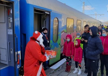 Дядо Коледа пътува днес с влак от Плевен до Роман