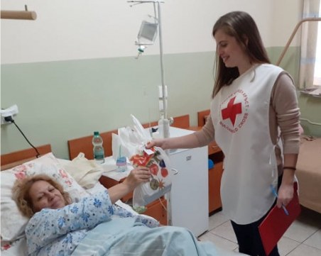 БЧК-Пловдив дарява с коледни пакети болните в COVID отделения под тепетата