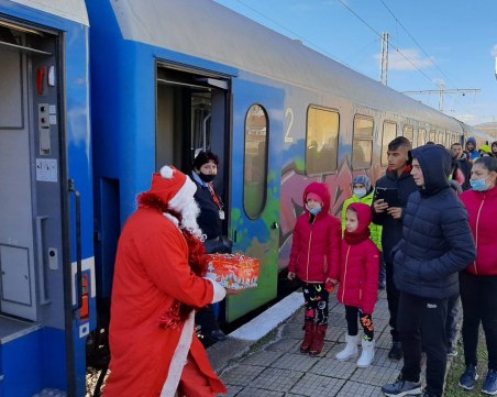 Дядо Коледа пътува с влак из България