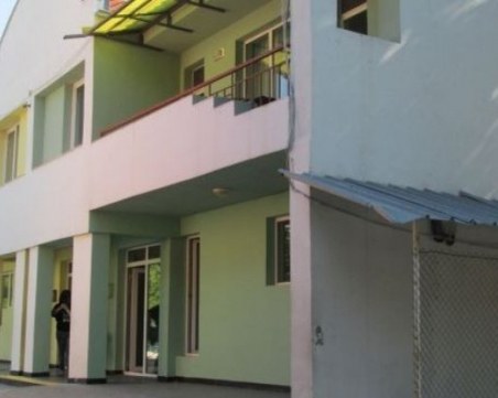 Евакуираха деца от Центъра за настаняване в Карлово заради…. запалено кошче