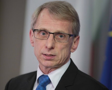 Министър Денков иска увеличение на учителските заплати с 13,5%