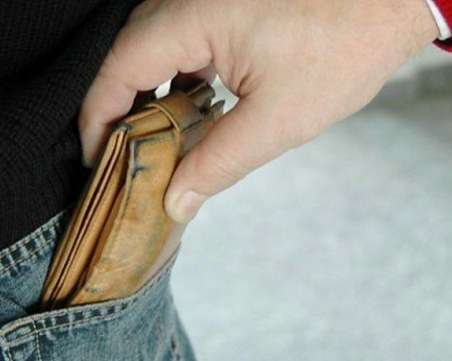 Младеж преджоби карловец в заведение, сви му портфейла