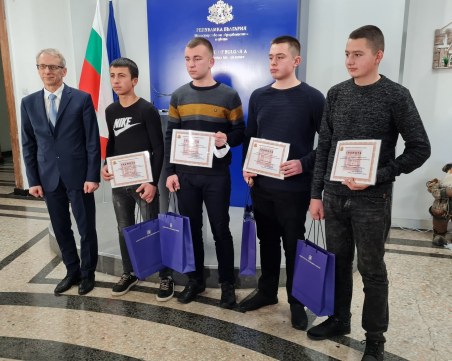 МОН награди учениците, спасили хора от пожара в село Рояк