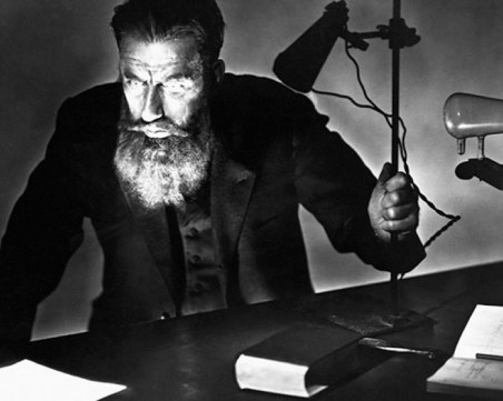 На този ден: Първата рентгенова снимка, започва аферата 