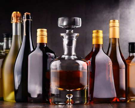 Над 100 арестувани при операция срещу фалшивия алкохол в Турция