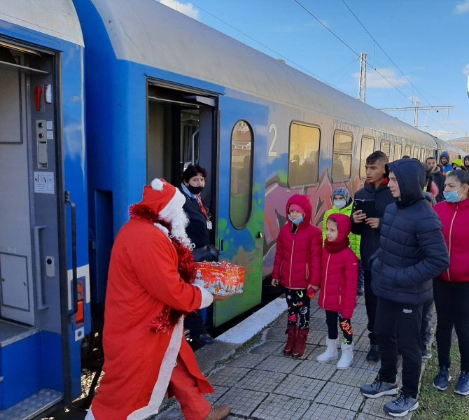 Дядо Коледа пътува с влак из България