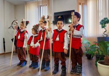 Кметът на община Родопи Павел Михайлов посрещна малките коледари от