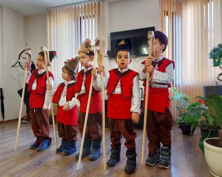 Малки коледари изненадаха кмета на Община 