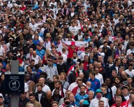 Публиката се завърна по трибуните на спортните арени, но със сертификати и тестове