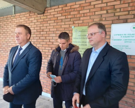 Тийнейджър от елитна пловдивска гимназия стрелял по автобусите от градския транспорт