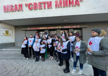 Доброволците от Младежката организация на Червения кръст занесоха коледни пакетчета