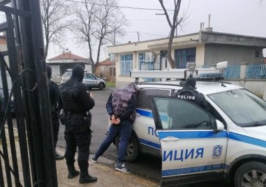 Полицията в Бургас разби канал за трафик на нелегални мигранти