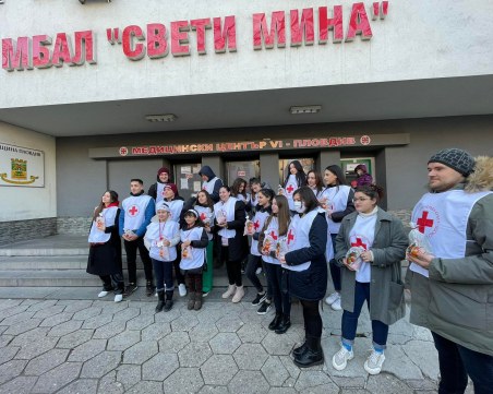 Доброволци на БЧК с жест към пациенти от ковид отделенията в Пловдив