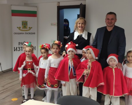Малки коледари зарадваха кмета на район 