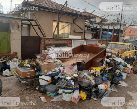 Мъжът, превърнал улица и тротоар в Остромила в бунище, бил агресивен и не давал да се събира боклука ОБНОВЕНА*