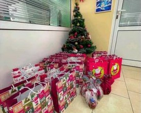 Подаръци зарадваха децата от 