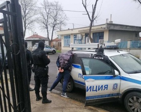 Разбиха канал за трафик на нелегални мигранти в Бургас