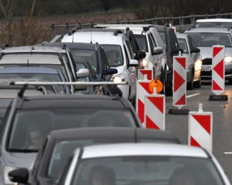 Тежък трафик в последния работен ден, коли пъплят с 10 км/ч по АМ 