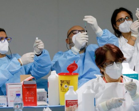 Властите в Италия дадоха на прокурор 135 медици и фармацевти, работили без ваксина