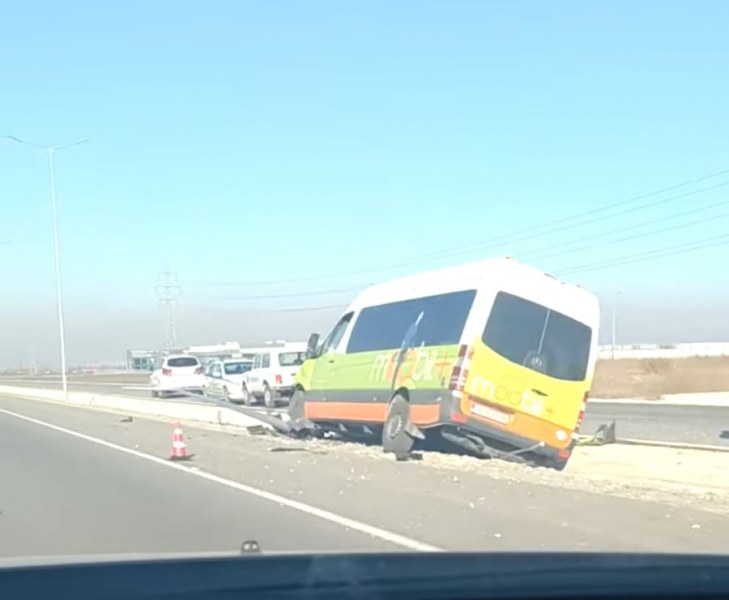 Бус пропадна в канавката на пътя Пловдив-Асеновград